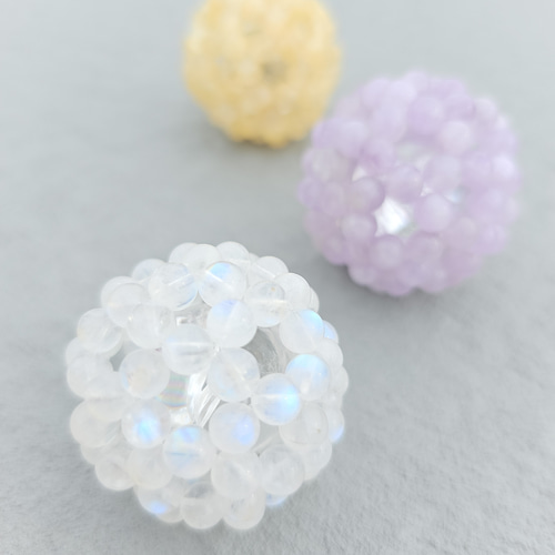 天然石ビーズ、ブルームーンストーンで編み上げたボール（フラーレン