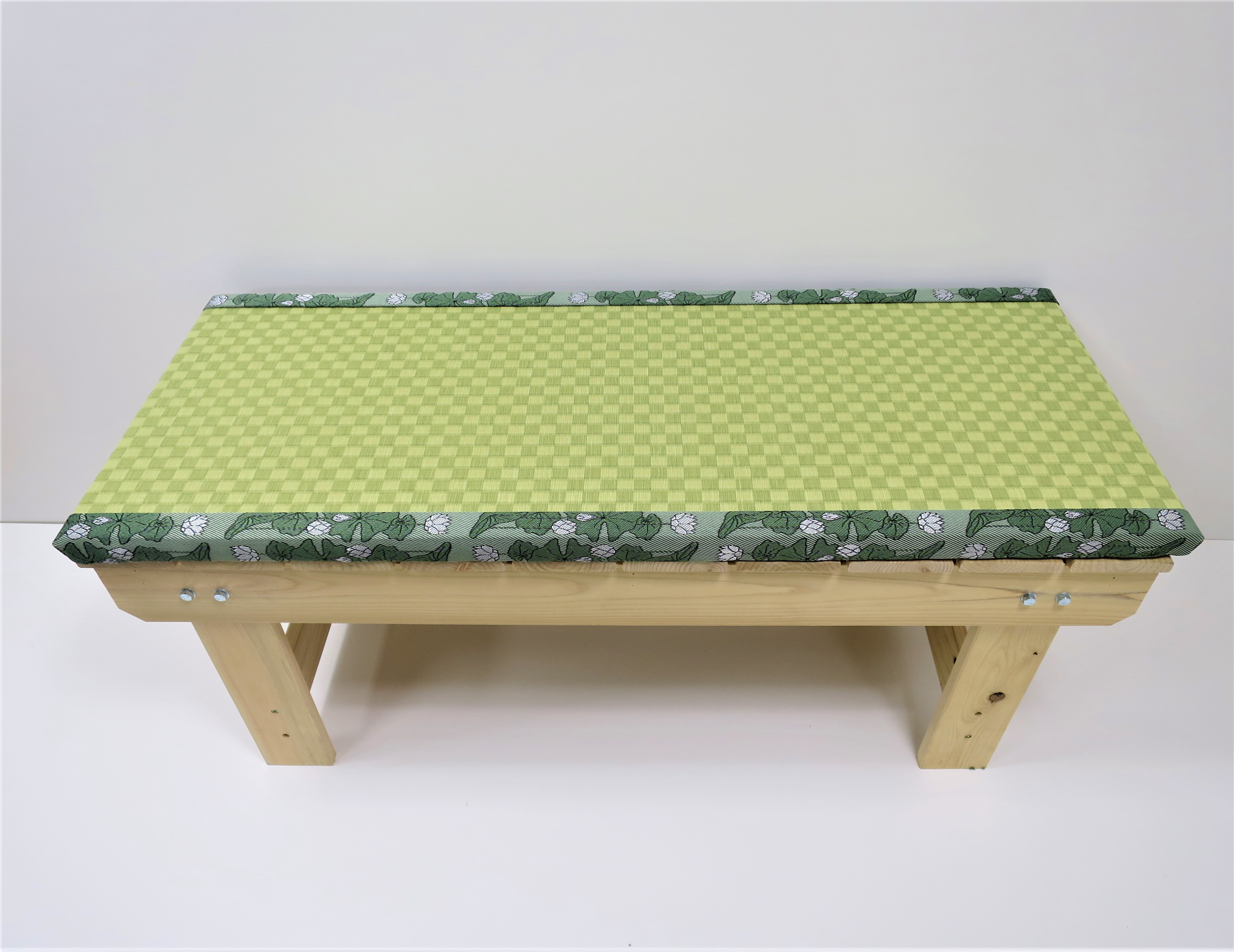 軽くてどこでも持ち運べる　畳縁台　蓮の花柄