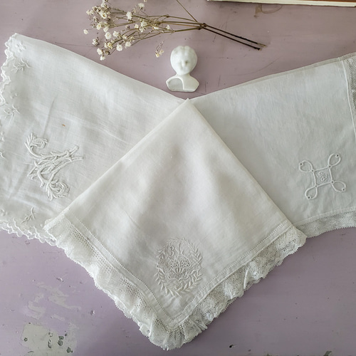 フランスアンティーク レースハンカチ 蝶とイニシャル刺繍 フランスアンティーク レースハンカチ 蝶とイニシャル刺繍