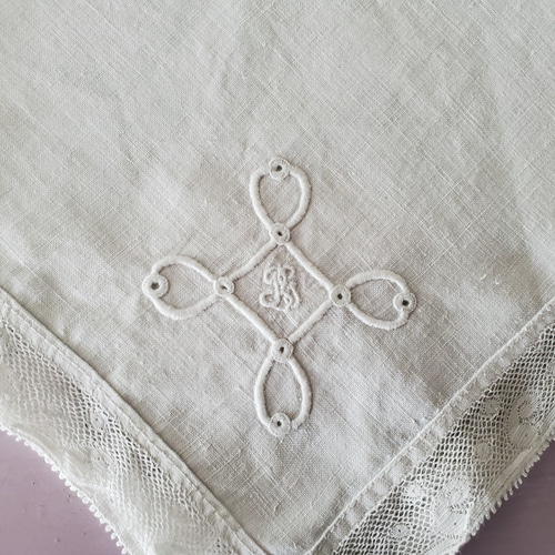 フランスアンティーク レースハンカチ 蝶とイニシャル刺繍 フランスアンティーク レースハンカチ 蝶とイニシャル刺繍