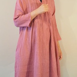 ダブルガーゼ　ピンタック　ワンピース　Ⅴネック　部屋着　七分袖　ロング　パジャマ　マタニティ　スリーパー 8枚目の画像