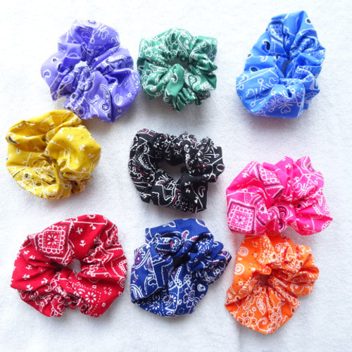 ピンクペイズリーシュシュバンダナ柄