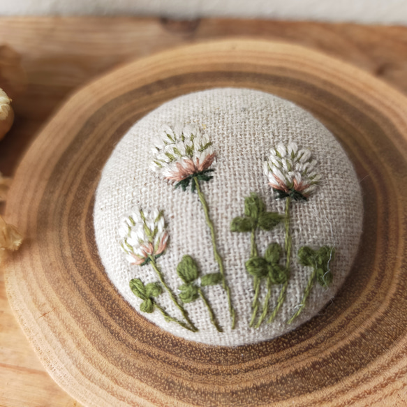 ナチュラル【シロツメクサ】刺繍ブローチ 38mm 2枚目の画像