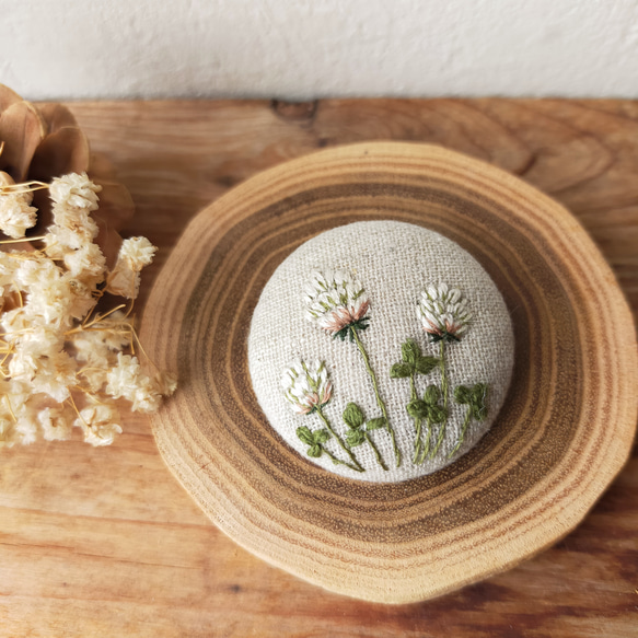 ナチュラル【シロツメクサ】刺繍ブローチ 38mm 1枚目の画像