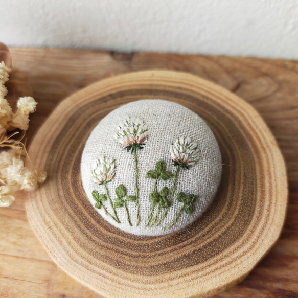 【専用】ハンドメイド　刺繍ブローチ ビーズで飾った草花の刺繍ブローチ【botanical】#298 | iichi 日々の