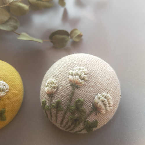 ナチュラル【シロツメクサ】手刺繍ブローチ 38mm ブローチ wire+ ナチュラル【シロツメクサ】手刺繍ブローチ 38mm ブローチ wire+