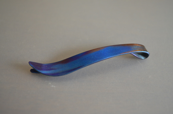 titanium hairpin・羽のチタンヘアピン・絵画のような青や金・マットB 2枚目の画像