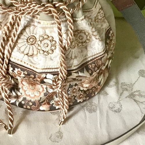送料無料】インド刺繍リボン 丸底の巾着バック 巾着バッグ sakura iro 