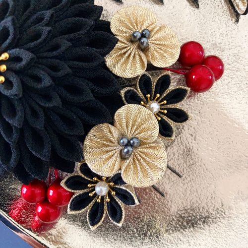 つまみ細工　黒　アイボリー　ゴールド 41f9e2756cfeb53bdac513f111bd6b