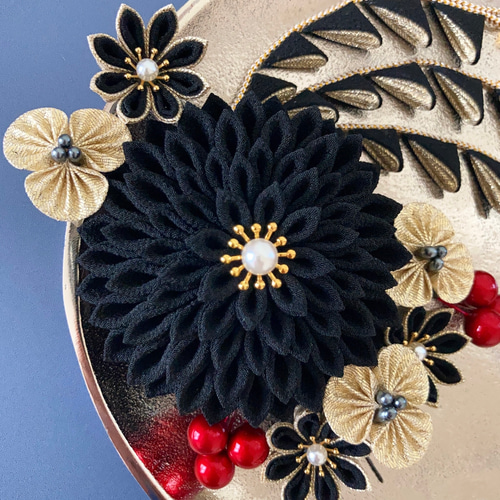 つまみ細工　髪飾り　濃いエンジ　黒　ゴールド 成人式 髪飾り 赤 ゴールド 黒 つまみ細工 2点セット「ゴールド