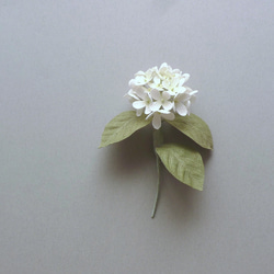 リネンの花　小さなアナベルのコサージュ 1枚目の画像
