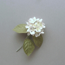リネンの花　小さなアナベルのコサージュ 2枚目の画像