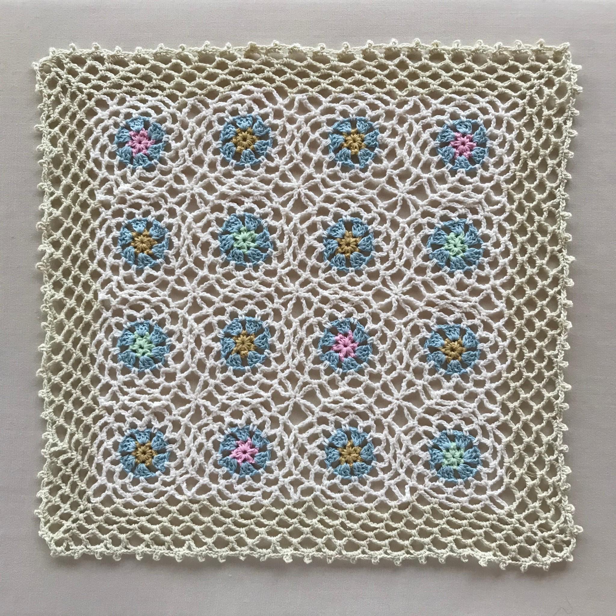 コットン糸　かぎ針編みのドイリー　マルチカバー　敷物　ドイリー　マルチマット        Ω