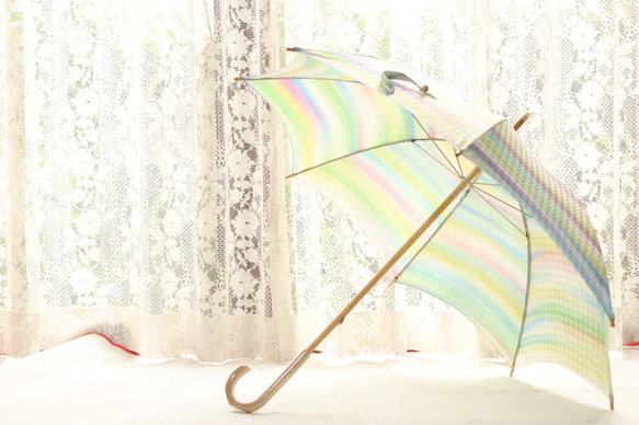 手描き晴雨兼用日傘『虹の根元に着いた時』（着物にも洋服にも・限定一本） 3枚目の画像