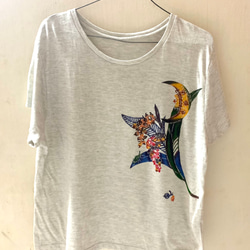 【送料無料】レディースTシャツ/手染め紅型の月と月桃のTシャツ/オートミールA 1枚目の画像