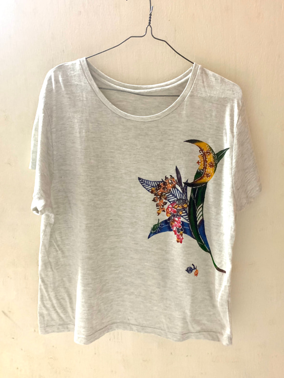 【送料無料】レディースTシャツ/手染め紅型の月と月桃のTシャツ/オートミールA 1枚目の画像