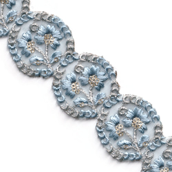 [ 359 ] くすみ ブルー 花柄 丸 幅:4cm インド刺繍 リボン 1枚目の画像