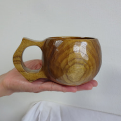 禦倉島產的一整片金桑樹雕刻而成的咖啡杯 第6張的照片