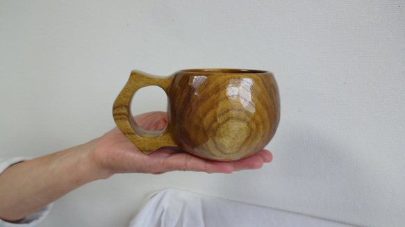禦倉島產的一整片金桑樹雕刻而成的咖啡杯 第6張的照片