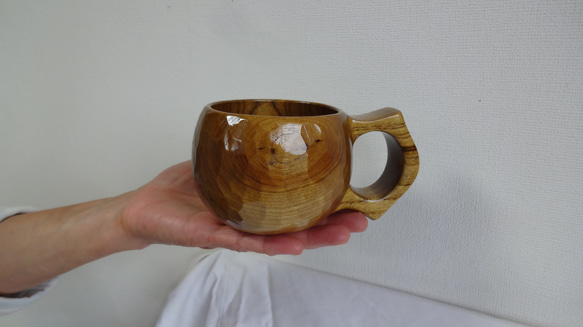 禦倉島產的一整片金桑樹雕刻而成的咖啡杯 第1張的照片