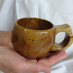 禦倉島產的一整片金桑樹雕刻而成的咖啡杯 第4張的照片