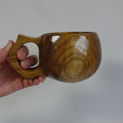 禦倉島產的一整片金桑樹雕刻而成的咖啡杯 第5張的照片
