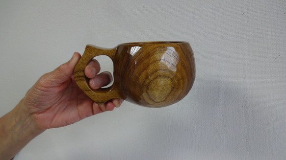 禦倉島產的一整片金桑樹雕刻而成的咖啡杯 第5張的照片