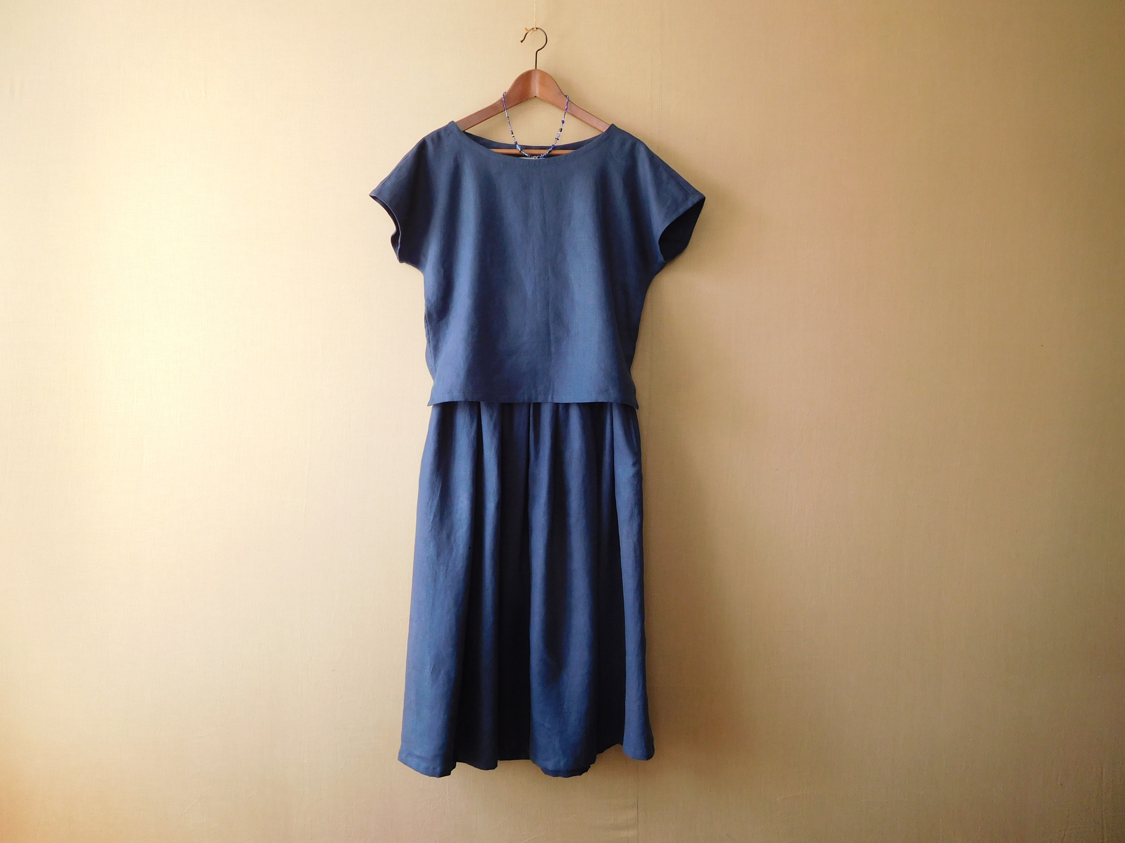 リネンのセットアップ　クールネック　インディゴブルー