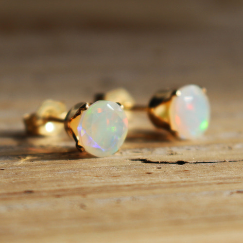 ✨10月誕生石✨ プレシャスオパール＜6mm＞のスタッドピアス（K14GF 