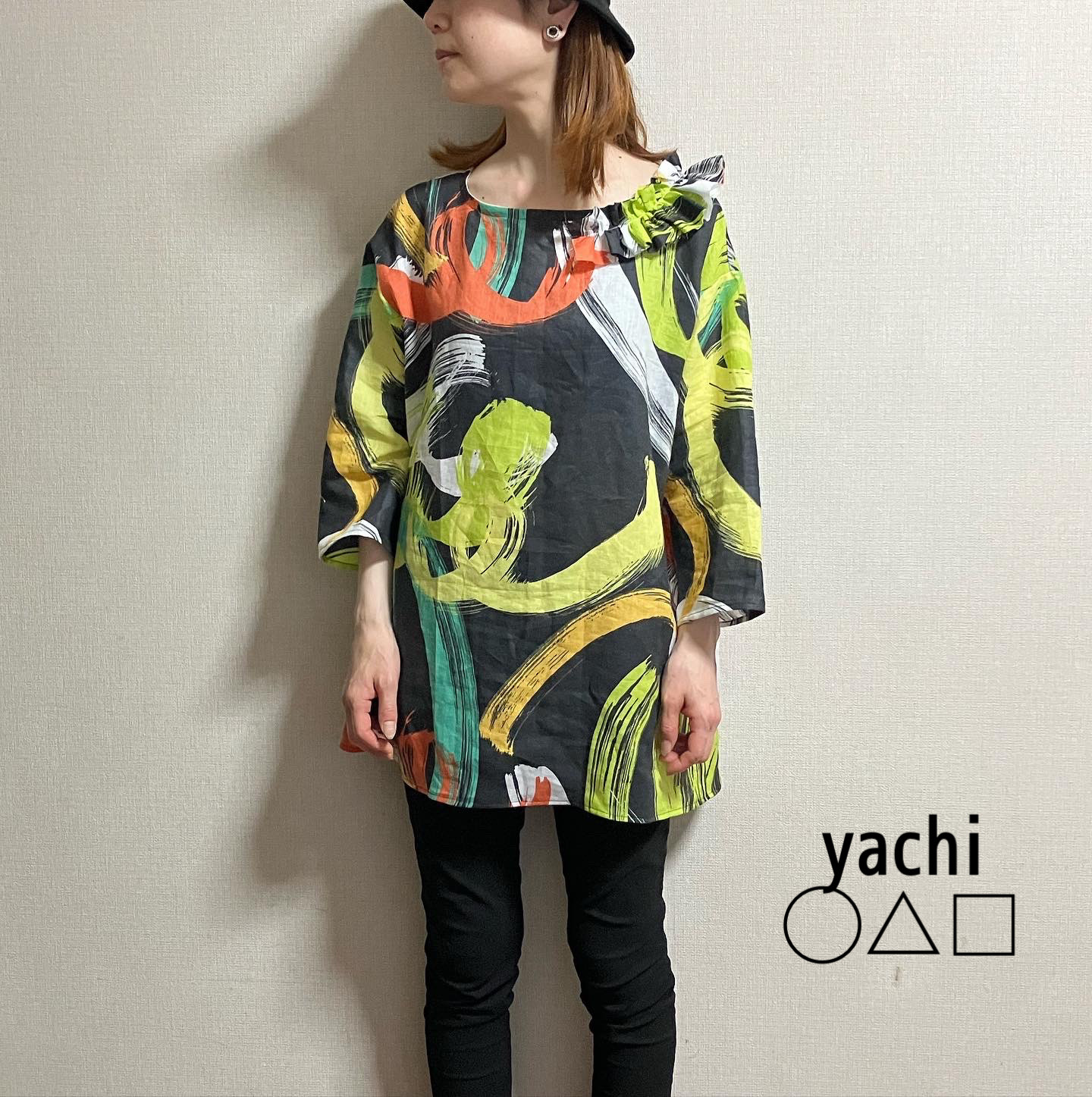 サラッと主役級❤️リネン素材のフリル付きオシャレペイントのブラウス❤️