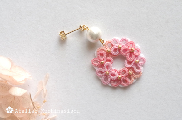 梭織蕾絲繡球花棉質珍珠不對稱耳環（粉紅色） 第4張的照片