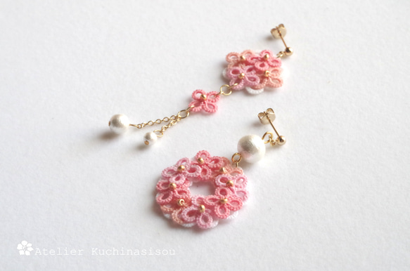 梭織蕾絲繡球花棉質珍珠不對稱耳環（粉紅色） 第2張的照片