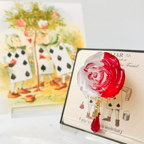 不思議の国のアリス」【庭師(バラA)】レッド 帯留め 帯留め FAMILIAR