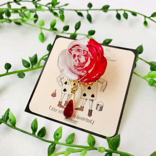 不思議の国のアリス」【庭師(バラA)】レッド 帯留め 帯留め FAMILIAR