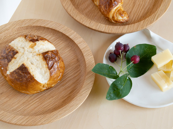 木のパン皿　ナラ無垢材 3枚目の画像