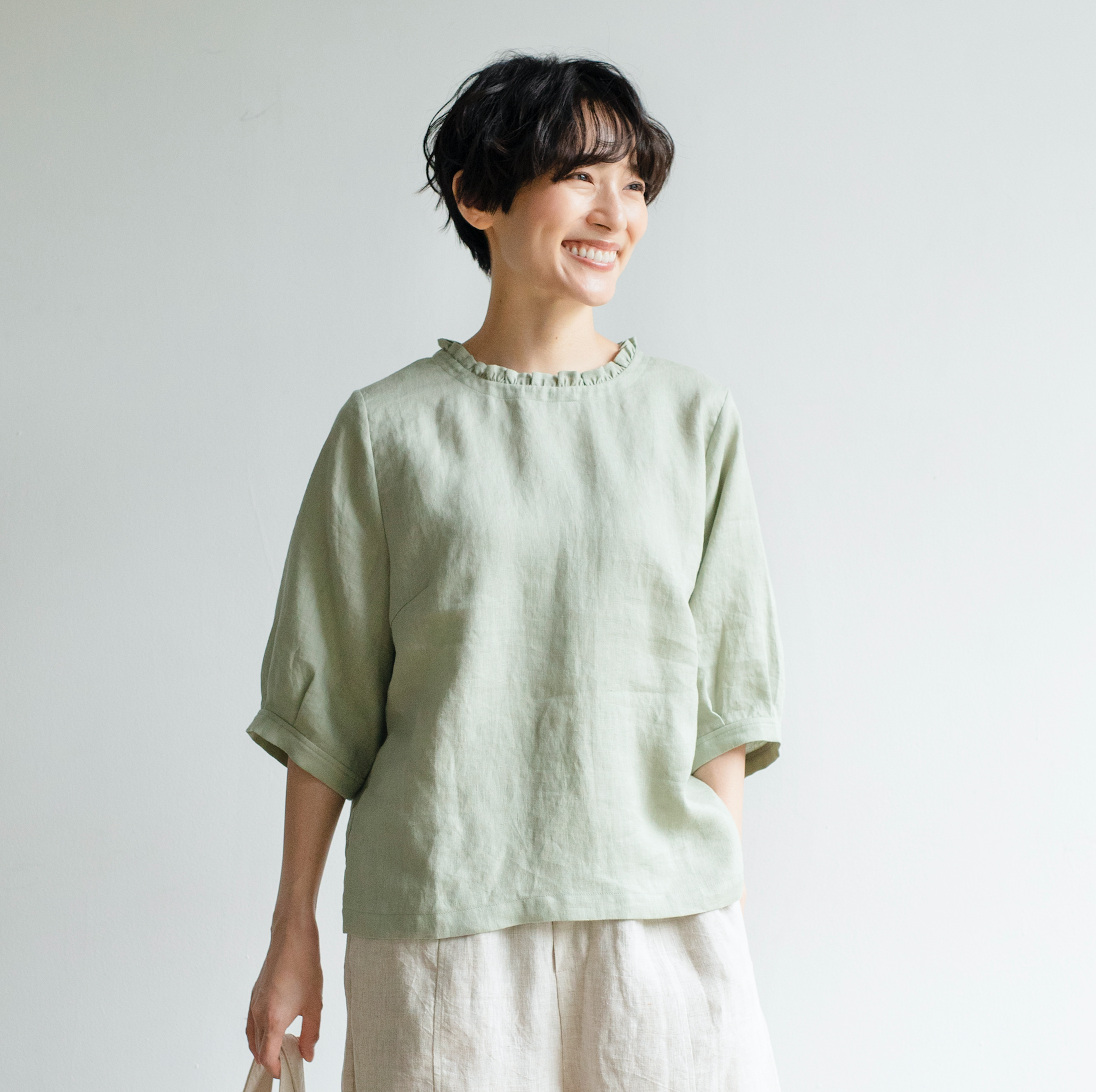 目を惹く大人可愛いリネンブラウス　フリル襟　 前後着用可能 2WAYブラウス　薄い緑色230609-3