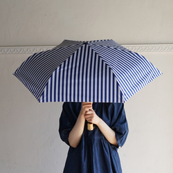 UVカット折りたたみ傘 stripe navy 紫外線99.9%カット 晴雨兼用 163451 竹ハンドル 1枚目の画像