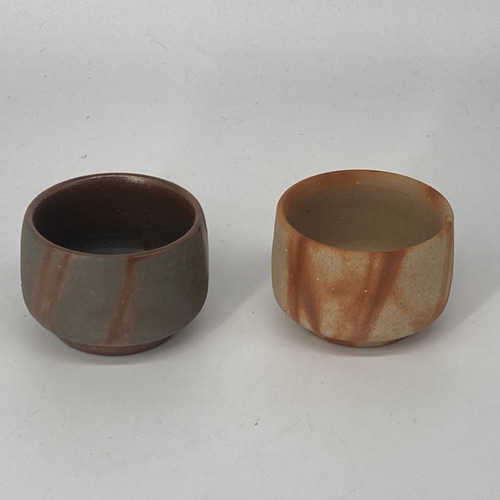 備前焼 ぐい呑2個組 青備前、緋襷 木箱入り おちょこ・ぐい呑み