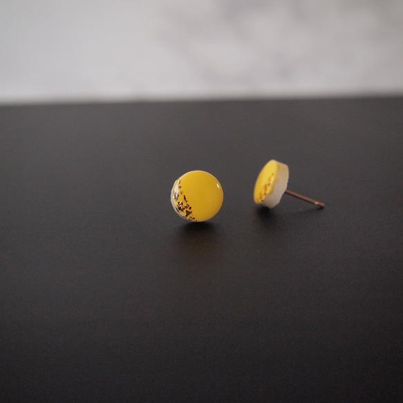 ぷっくり 小丸 美濃焼ピアス イエロー（ハク） ピアス / イヤリング / ノンホールピアス 4枚目の画像