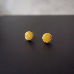 ぷっくり 小丸 美濃焼ピアス イエロー（ハク） ピアス / イヤリング / ノンホールピアス 2枚目の画像