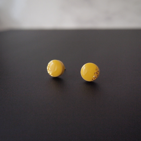 ぷっくり 小丸 美濃焼ピアス イエロー（ハク） ピアス / イヤリング / ノンホールピアス 2枚目の画像