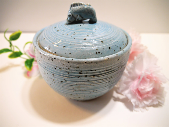 魚つまみ・青磁蓋物 1枚目の画像