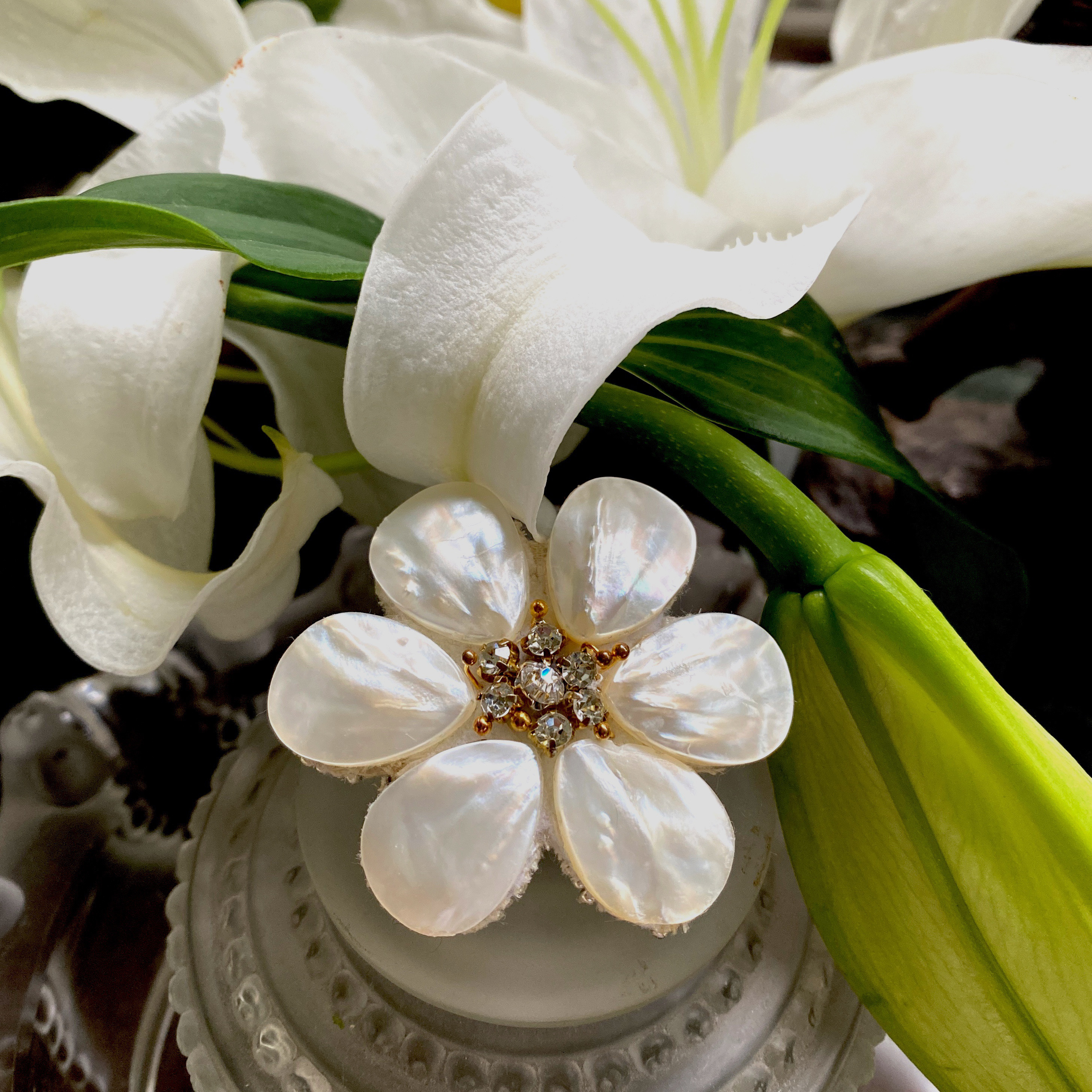 シェルの花びらがとても上品で素敵なカメリアお花ブローチ 9,798円