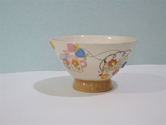 茶碗 ベンチにつかまったハートの風船 1枚目の画像