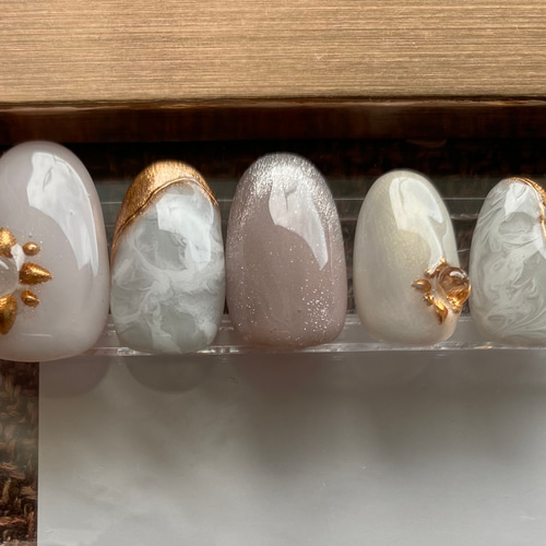 くすみブルーマグネット シェル埋めつくしニュアンスネイル 夏 韓国 塗りかけ 白 くすみブルーマグネット シェル埋めつくしニュアンスネイル 夏