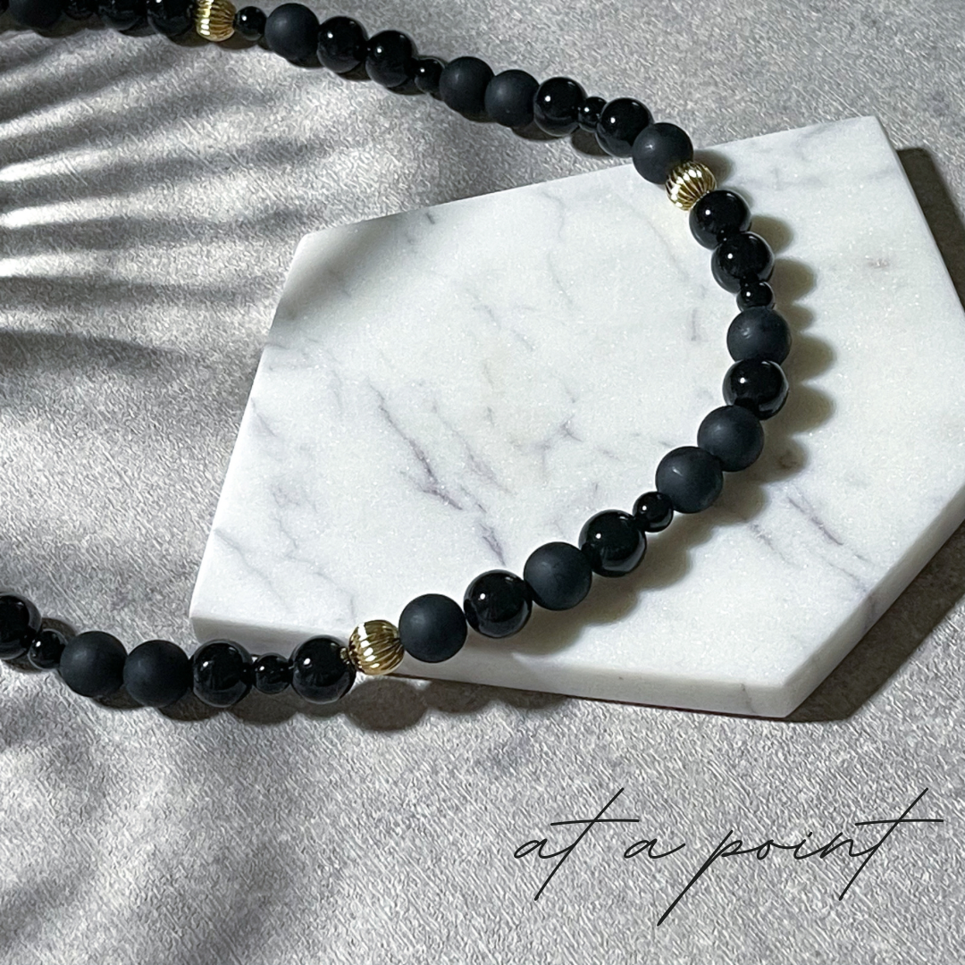 黒のコントラストが使いやすい　ブラックパールとゴールドビーズのロングネックレス