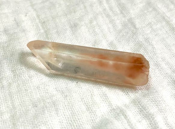 Papaya Quartz  (Amphibole in quartz) マダガスカル産 アンフィボール入り水晶　③ 4枚目の画像
