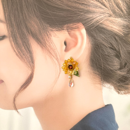 164 とっても華やかなお花とグリーンだよ❤️　ピアスorイヤリング 線香花火の夏ピアス ピアス / イヤリング / ノンホールピアス
