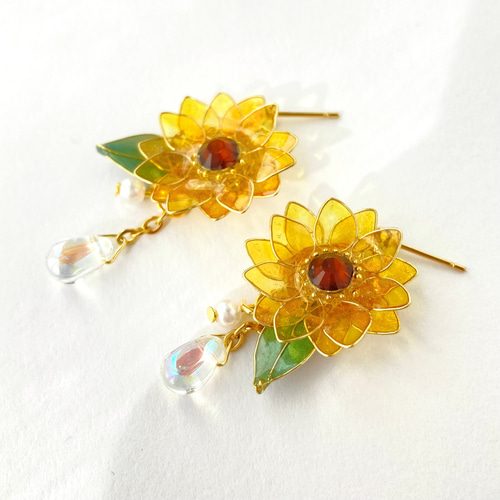 164 とっても華やかなお花とグリーンだよ❤️　ピアスorイヤリング 線香花火の夏ピアス ピアス / イヤリング / ノンホールピアス