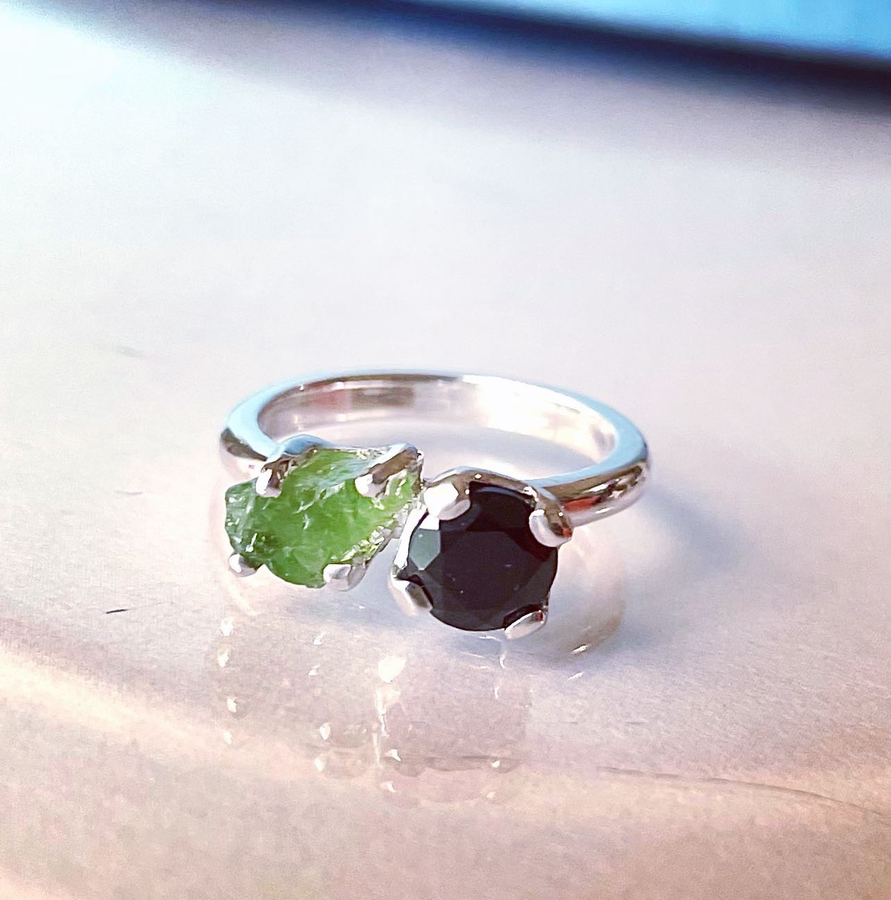 黒とグリーンの指輪